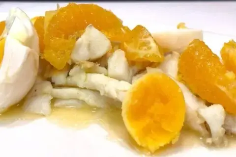 Ensalada de naranja y bacalao: la receta andaluza que te sorprenderá