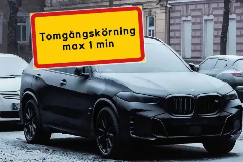 En svart bil står parkerad i snö. En gul skylt med texten "Tomgångskörning max 1 min" antyder hur mycket drar en bil på tomgång.