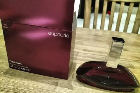 Perfumy Calvin Klein Euphoria 100ml w bordowym opakowaniu i charakterystycznym flakonie.