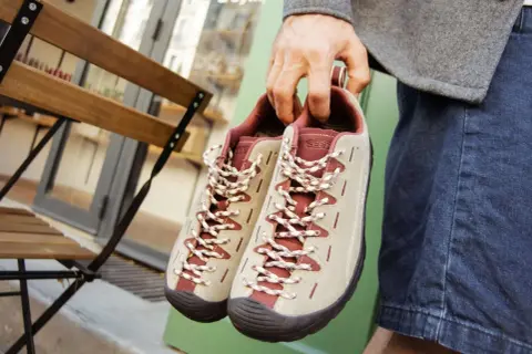 Paire de chaussures en nubuck beige et bordeaux, lacets tressés. Quel animal a inspiré ce style ?