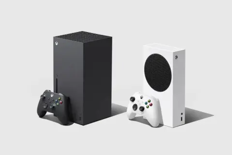 Czarna i biała konsola Xbox Series X z kontrolerami.