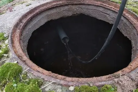 Zatkane szambo? Jak udrożnić rurę: Poradnik DIY i fachowiec