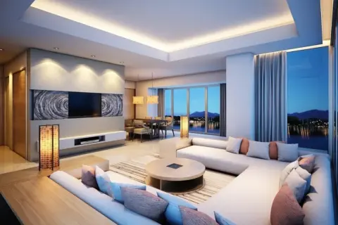Illuminazione a led integrata in un controsoffitto in cartongesso, che valorizza un salotto moderno con vista lago.
