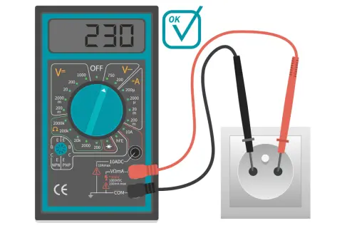 Un polímetro muestra 230V, conectado a un enchufe. Muestra que mide el voltaje.