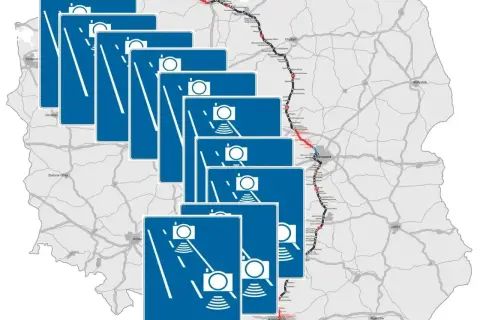 Mapa Polski z zaznaczoną trasą S7 i licznymi znakami informującymi o odcinkowym pomiarze prędkości.