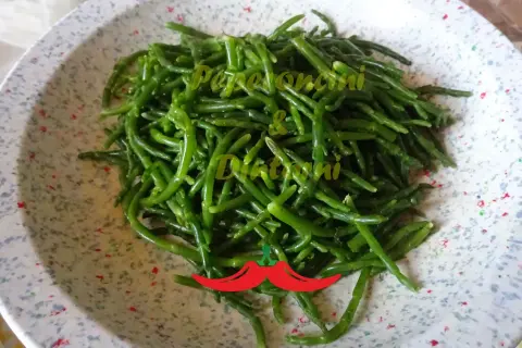 Un piatto di asparagi di mare freschi, verdi e croccanti, pronti per essere gustati.