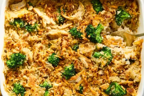 Gratín de pollo y brócoli, una de esas recetas con ingredientes básicos que te sacan de apuros. Cremoso, con trozos de pollo deshebrado, brócoli y una cobertura crujiente.