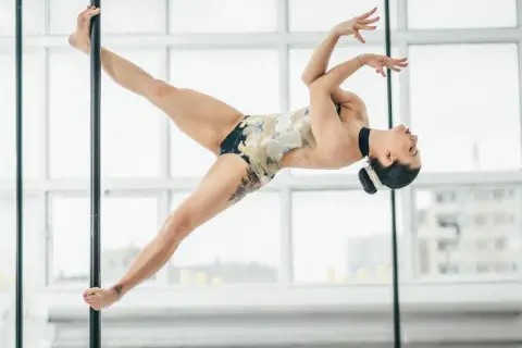 Pole dance dla początkujących: Idealny strój na rurkę?