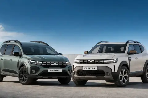 Dwa nowe modele Dacia, Jogger i Duster, prezentują się obok siebie. Dacia hybrid wkracza w nową erę.