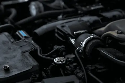 Motor de un p010f Ford, con detalles en negro y un toque azul.