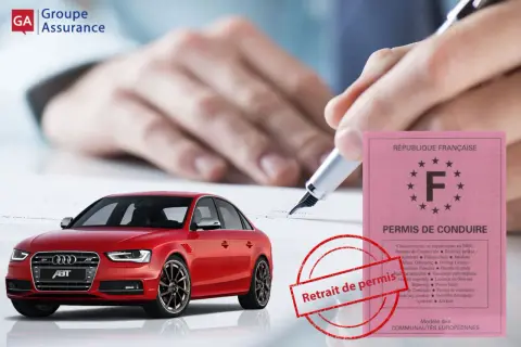 Une voiture rouge, un permis de conduire français et un tampon "Retrait de permis" suggèrent des problèmes avec la **suspension de permis et assurance**.