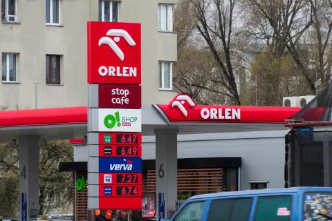 Stacja Orlen z widoczną promocją na paliwo. Ceny benzyny i diesla na tablicy informacyjnej.