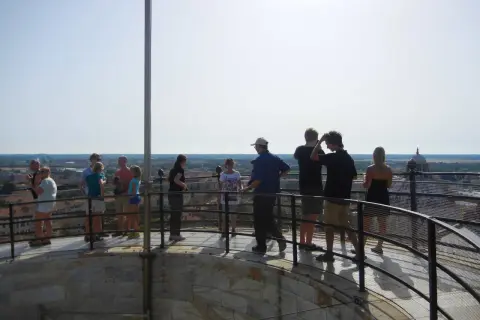 Turisti ammirano il panorama dalla cima, confermando che si può salire sulla Torre di Pisa.