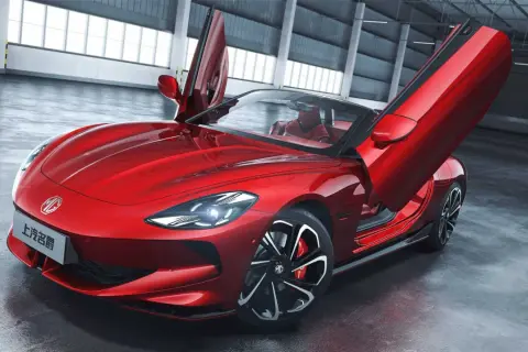Czerwony MG Cyberster z otwartymi drzwiami typu gullwing. Zastanawiasz się nad mg cyberster cena?