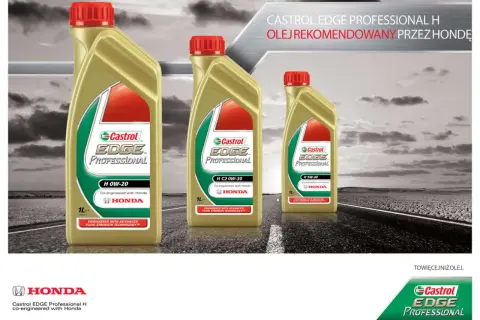 Trzy butelki oleju Castrol EDGE PROFESSIONAL H, rekomendowanego przez Hondę, stoją na drodze.