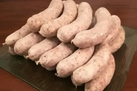 Stos białej kiełbasy, idealnej do tradycyjnego przepisu.
