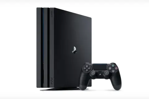 Konsola PlayStation 4 i kontroler. W którym roku wyszło PS4? Premiera miała miejsce w 2013 roku.