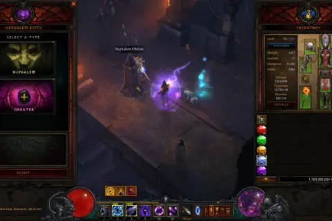 Gracz w Diablo 3 wybiera typ szczeliny. W tle widać obelisk i postacie. W ekwipunku widoczne są statystyki postaci i przedmioty, a także ikony umiejętności. Kostka Kanaiego jest kluczowym elementem rozgrywki.