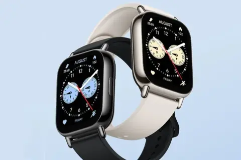 Dwa eleganckie smartwatche, czarny i beżowy, prezentują swoje tarcze. Zobacz, jakie funkcje ma smartwatch, od daty po aktywność fizyczną.