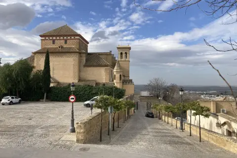 Iglesia y plaza empedrada, un lugar encantador que ver en Aguadulce.