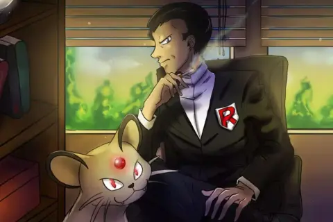 Giovanni z Pokémon GO, w garniturze z odznaką R, siedzi obok swojego Persian.