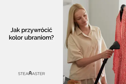 Kobieta paruje czerwoną sukienkę, by przywrócić jej intensywny kolor, który mógł wyblaknąć od słońca.