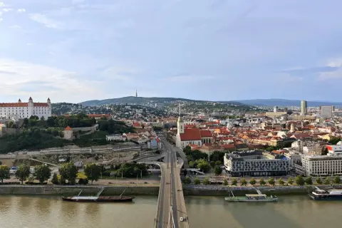 Widok na Bratysławę z zamkiem na wzgórzu i mostem nad Dunajem. Czy warto odwiedzić to miasto? Zdecydowanie tak!