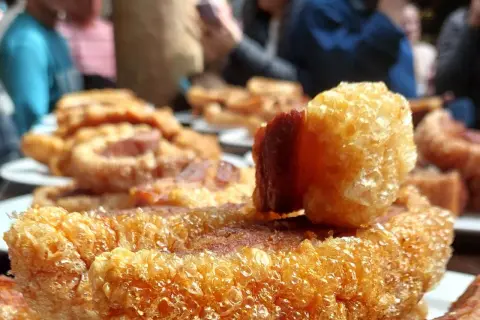 Torreznos crujientes, un manjar típico de Zaragoza, listos para disfrutar en buena compañía.