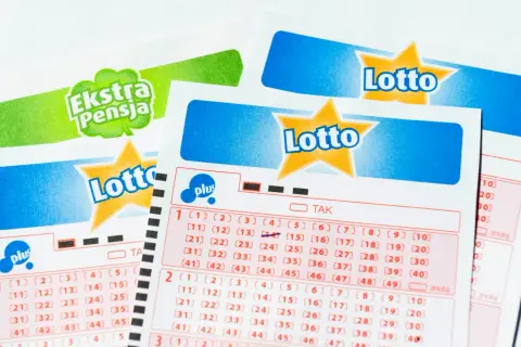 Kupony lotto z zaznaczonymi liczbami i logo "Lotto" oraz "Ekstra Pensja".
