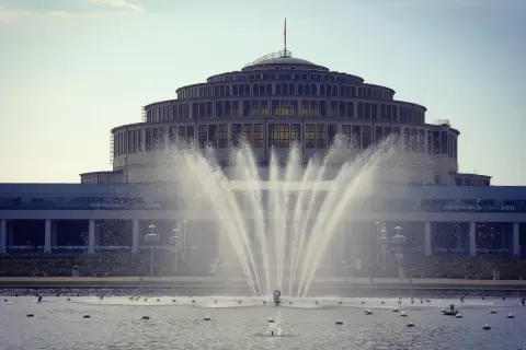 Die Jahrhunderthalle Breslau, ein architektonisches Meisterwerk, erhebt sich hinter einem beeindruckenden Wasserspiel.