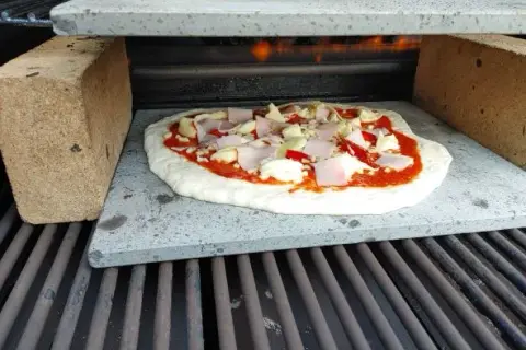Na czym piec pizzę, aby uzyskać idealny spód i smak?