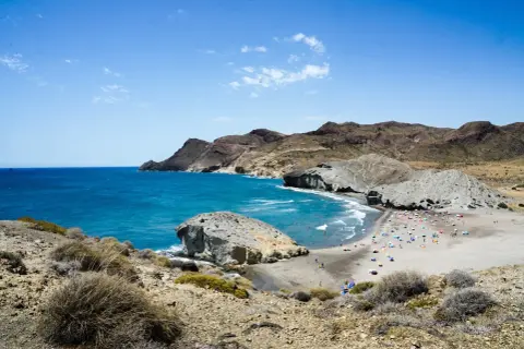 Vista panorámica de las playas de Genoveses y Monsul, con aguas turquesas, arena dorada y formaciones rocosas.