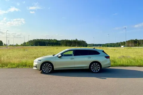 Jasnozielony superb plug-in na tle łąki i lasu. Idealny do podróży.