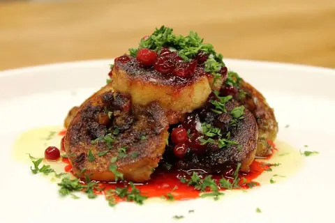 Stekta kroppkakor med lingonsylt och persilja. Ett klassiskt recept på kroppkakor som ser utsökt ut.
