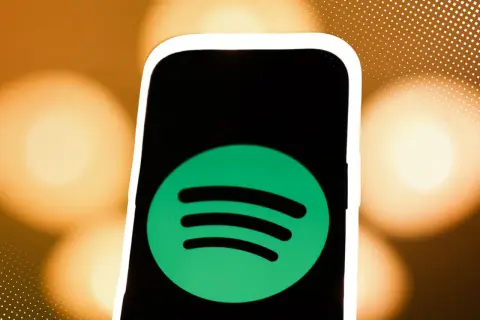 Ein Smartphone mit dem Spotify-Logo. Perfekt für die besten Liebeskummer Songs, um die Stimmung zu heben oder zu vertiefen.