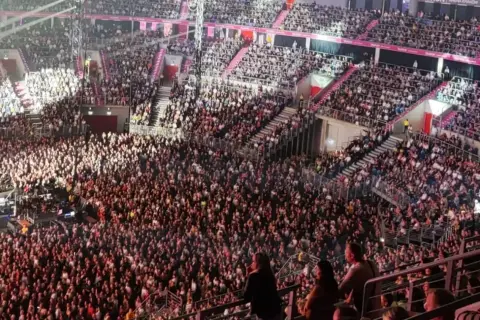 Tłum ludzi na koncercie w Krakowie, atmosfera jak na występie Katy Perry.