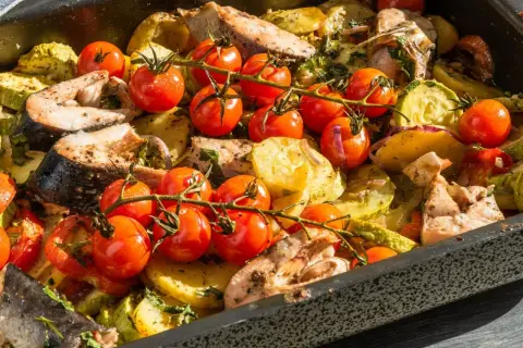 Pyszny obiad z piekarnika: łosoś, ziemniaki, cukinia i pomidorki koktajlowe w jednej blaszce.