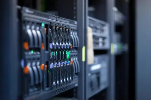 Serwery w centrum danych, gdzie działa hosting. To serce internetu, zapewniające dostęp do stron i usług.