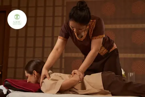 Massaggio thailandese: scopri i benefici di questa antica arte per il benessere. Una terapista esegue un trattamento su una cliente.