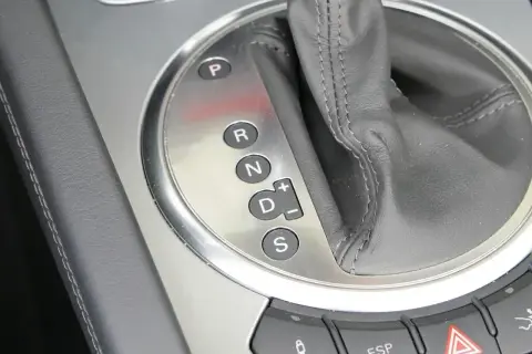 Dźwignia zmiany biegów w automacie: P, R, N, D, S. Gotowy do jazdy!