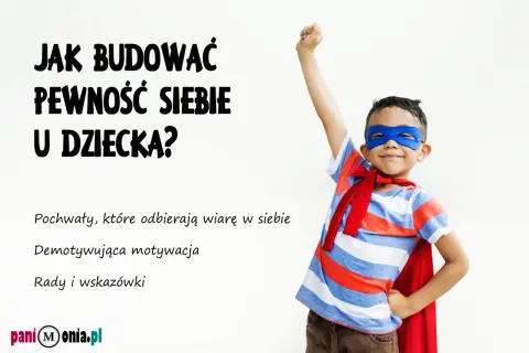 Chłopiec w stroju superbohatera, gotowy na ćwiczenia na pewność siebie dla dzieci. Jak budować wiarę w siebie u dziecka?