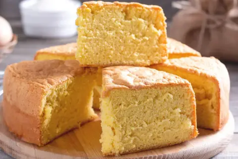 Puszysty biszkopt, który zawsze wychodzi, pokrojony na kawałki. Idealny do deserów i tortów.
