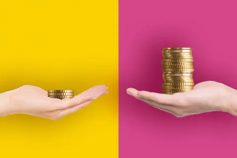 Zwei Hände halten Münzstapel. Eine Hand hat wenig, die andere viel. Zeitarbeit: kein Einsatz, kein Geld.