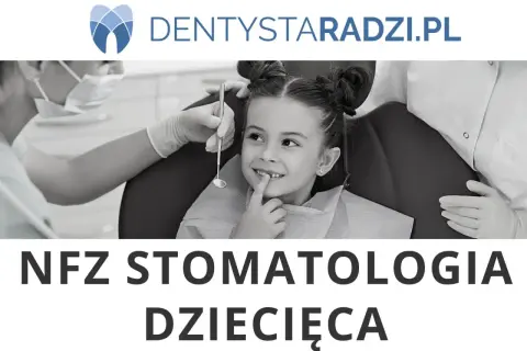 Uśmiechnięta dziewczynka u dentysty. Dentyści oferują stomatologię dziecięcą NFZ.