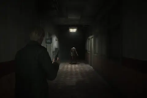 Mroczny korytarz szpitalny, gracz z pistoletem mierzy do przerażającej pielęgniarki. Klimat jak w najlepszych grach horror ps5.