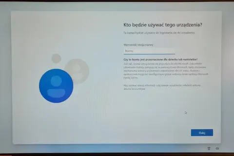 Instalacja Windows 11 bez internetu: ekran wyboru użytkownika. Wpisz nazwę, by kontynuować konfigurację.