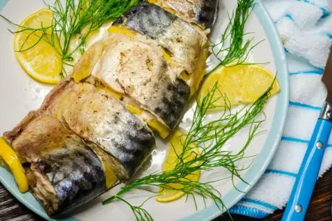 Pyszna makrela pieczona z cytryną i koperkiem, gotowa do podania.
