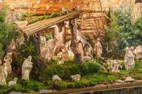 Plan pour fabriquer crèche de Noël : scène de la Nativité avec Marie, Joseph, l'enfant Jésus, des bergers, des moutons et des rois mages.
