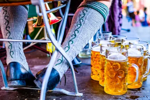 Bicchieri di birra dorata e calze tradizionali, un assaggio dei birrifici Oktoberfest.