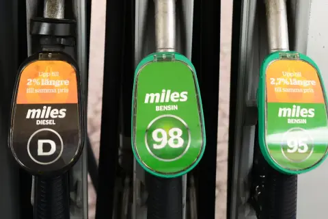 Tre bensinpumpar: diesel, bensin 98 och bensin 95. Bensin 95 ger upp till 2,7% längre körsträcka till samma pris.